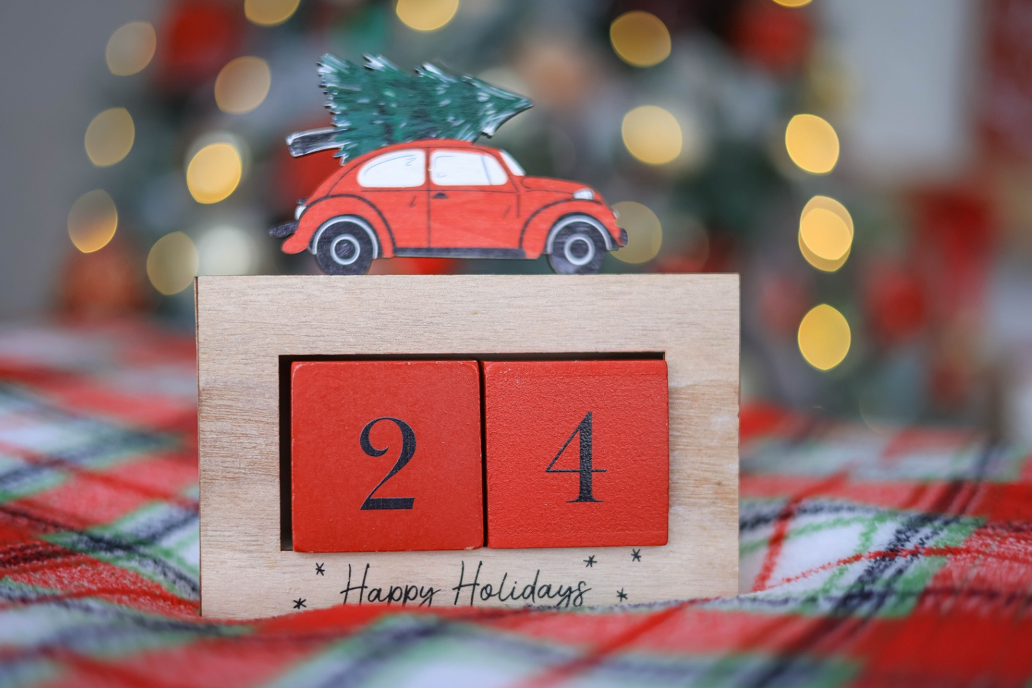 adventi naptár kockából, 24-es számmal, rajta kisautó fenyőfával a tetején. Beauty adventi naptárak