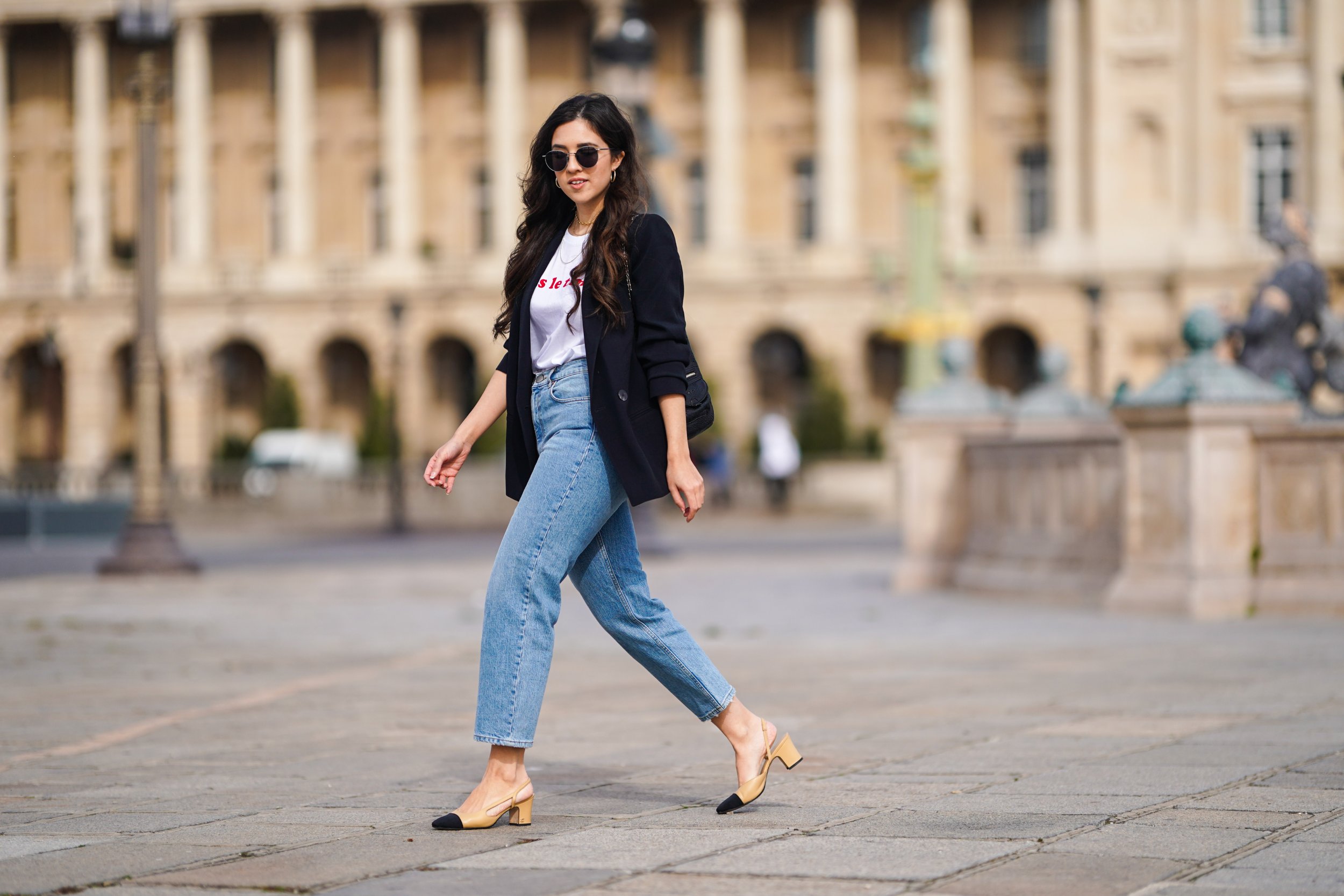 Camille Grandguillote skinny farmerben és slingback cipőben pózol