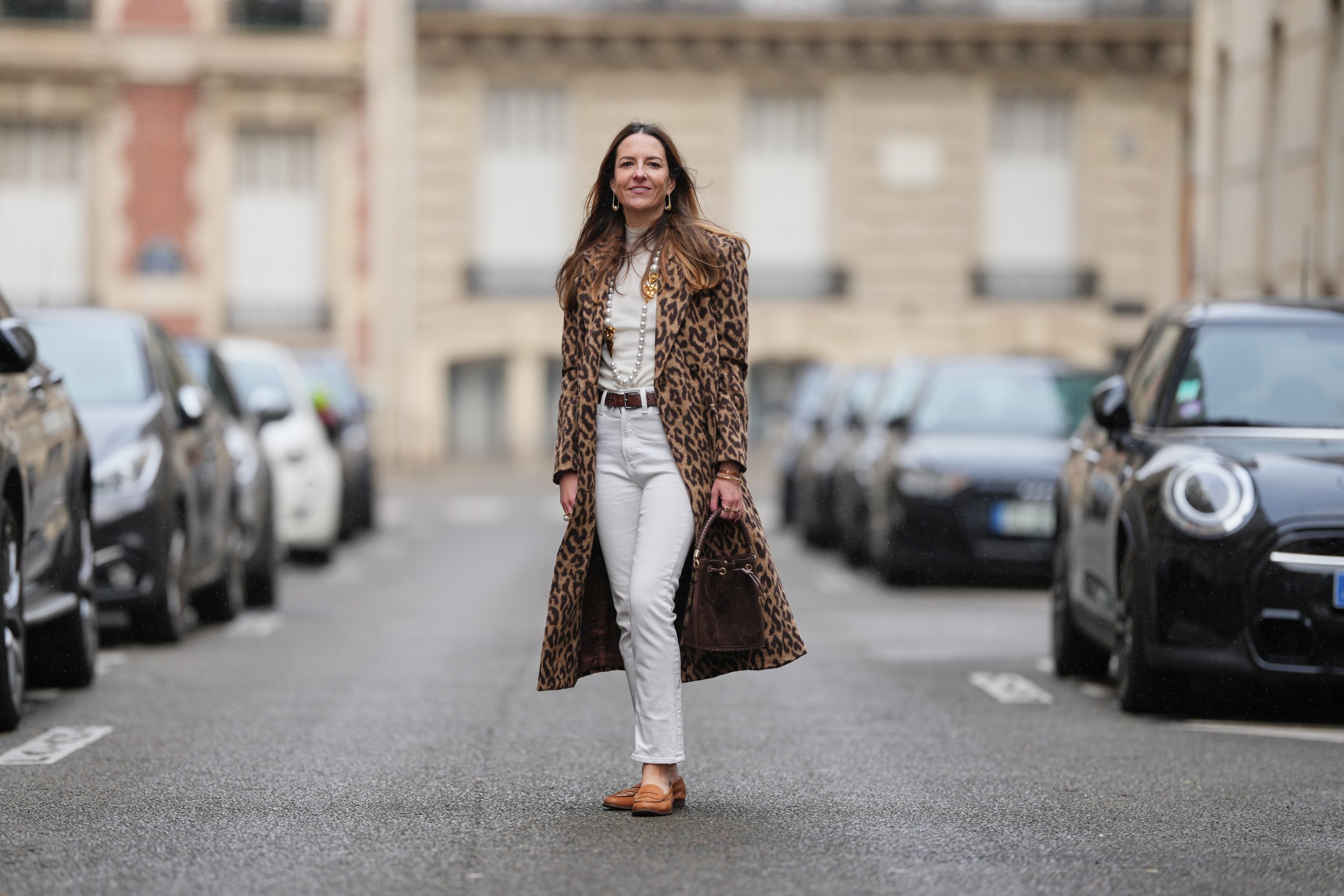Divatinfluenszer skinny farmerben és loaferben