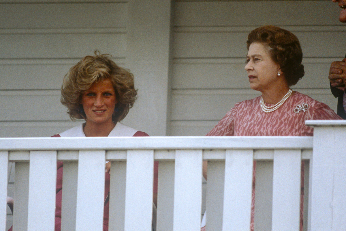 II. Erzsébet királynő Diana hercegnével beszélget a windsori Guards Polo Clubban, 1984. június 7-én.