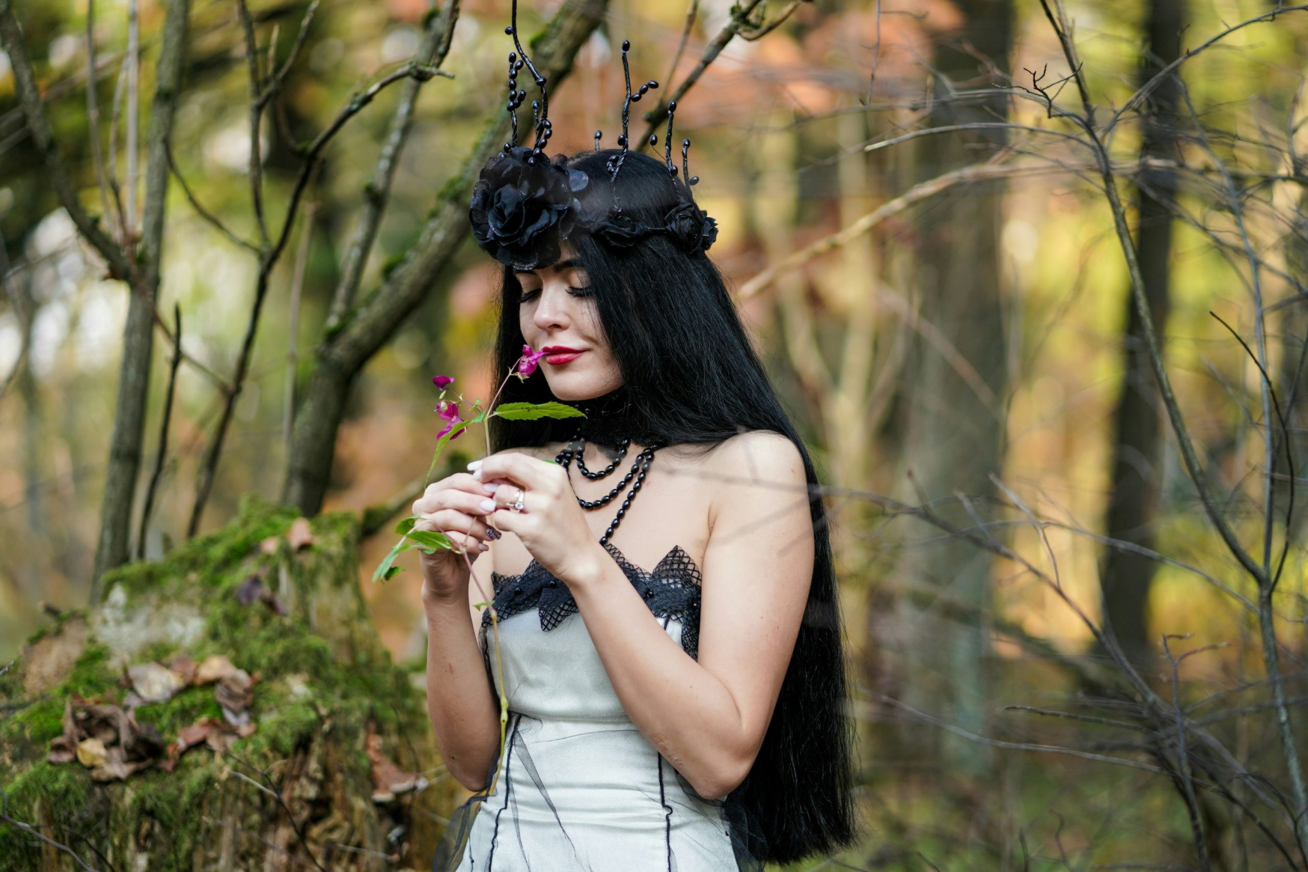 Fiatal nő halloween jelmezben