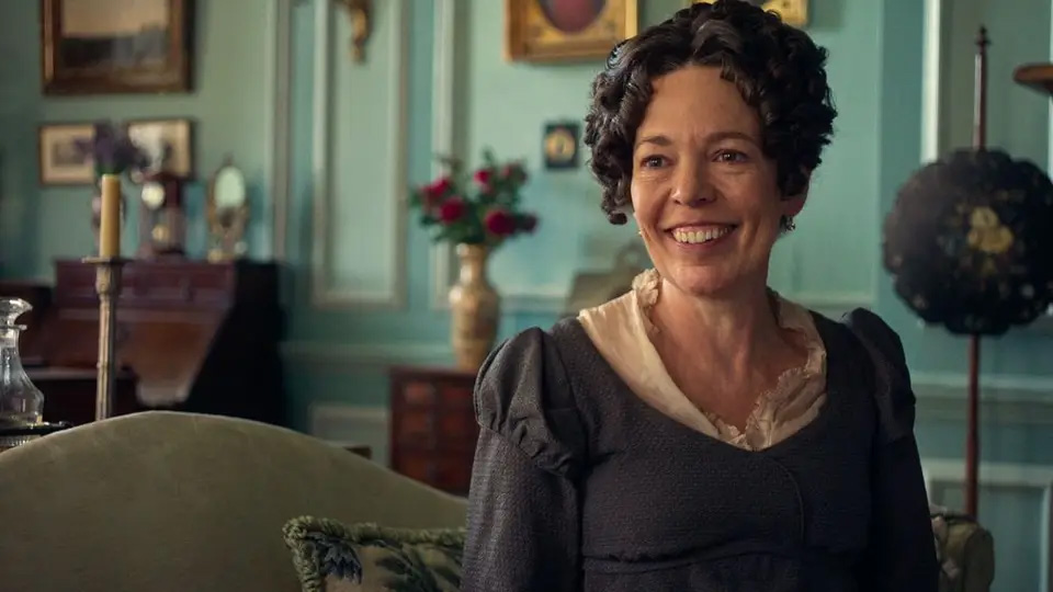 buszkeseg-es-balitelet-szereplok-netflix | Marie Claire Olivia Colman mint Mrs Bennet
