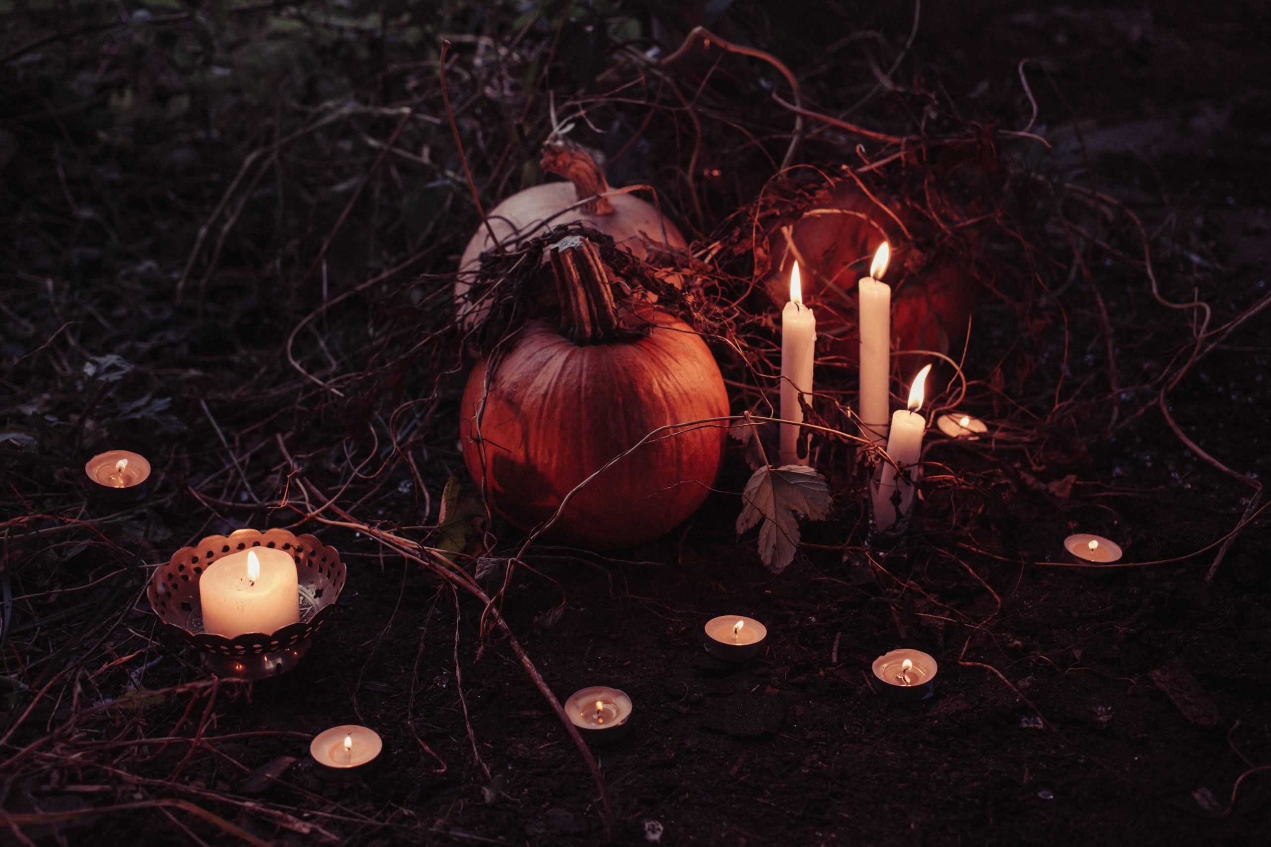 halloween-budapest-kapcsolata | Marie Claire esti sötétben halloweeni töklámpás és gyertyák, fűben