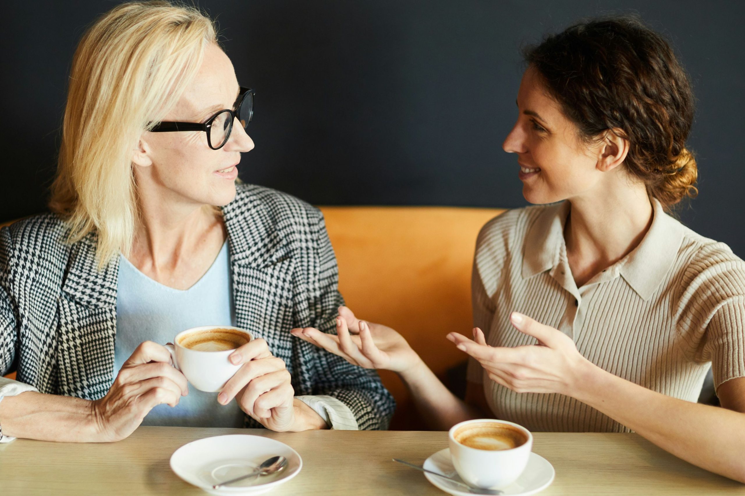 kommunikacios-hiba-bunkosag | Marie Claire Fiatal nők beszélgetnek