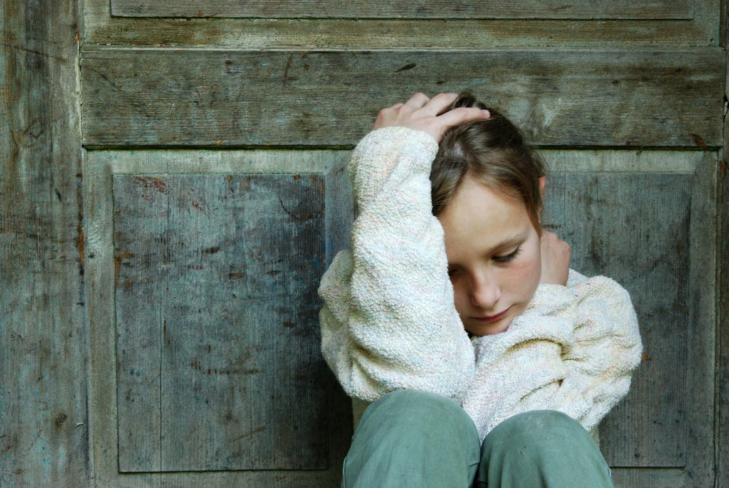 unicef-felmeres-fiatalok-mentalis-egeszseg | Marie Claire Lány kezeibe temeti az arcát