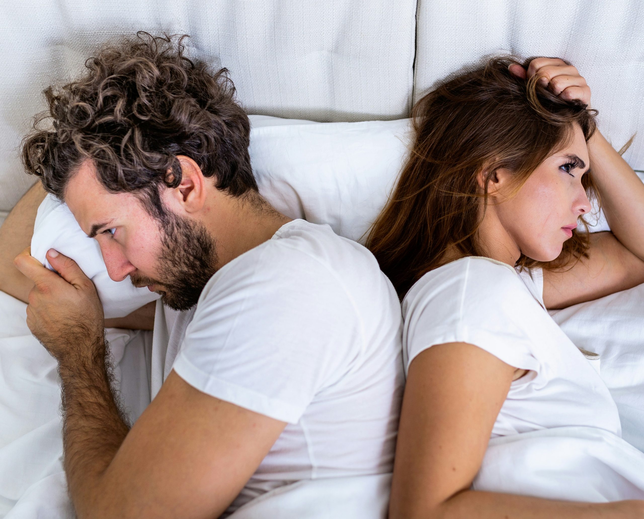 nyitott-hazassag-veszelyei | Marie Claire Férj és feleség távolba néz egy konfliktus miatt