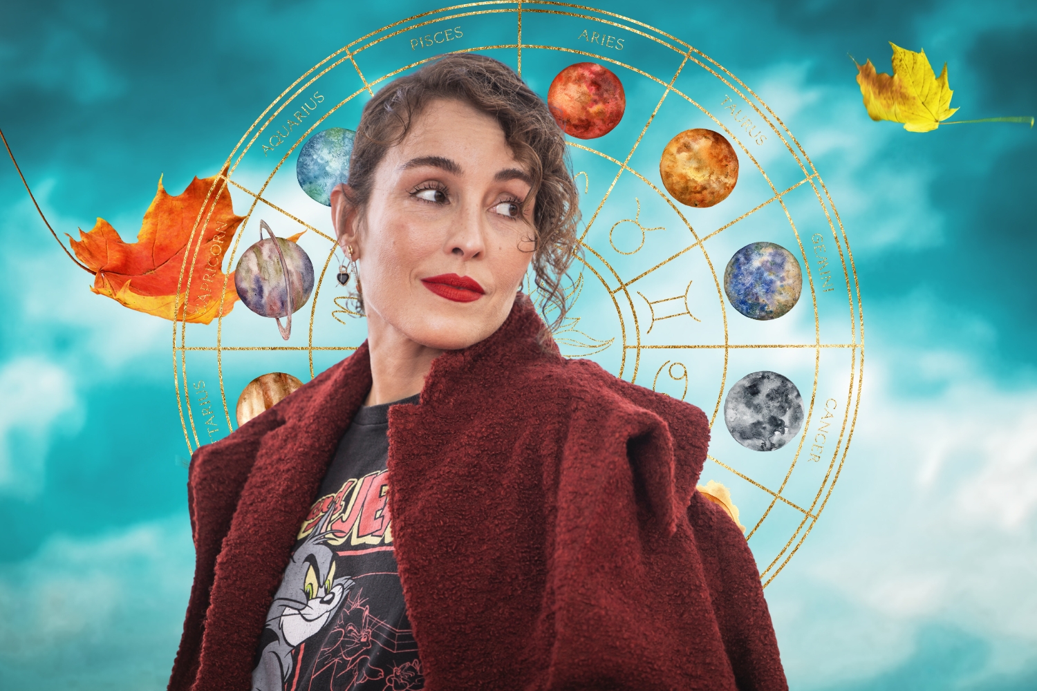 Noomi Rapace filmbemutatón bordó kabátban néz el a válla felett, türkizkék égbolt, őszi faleveleg, bolygók és csillagjegyek zodiákus körben