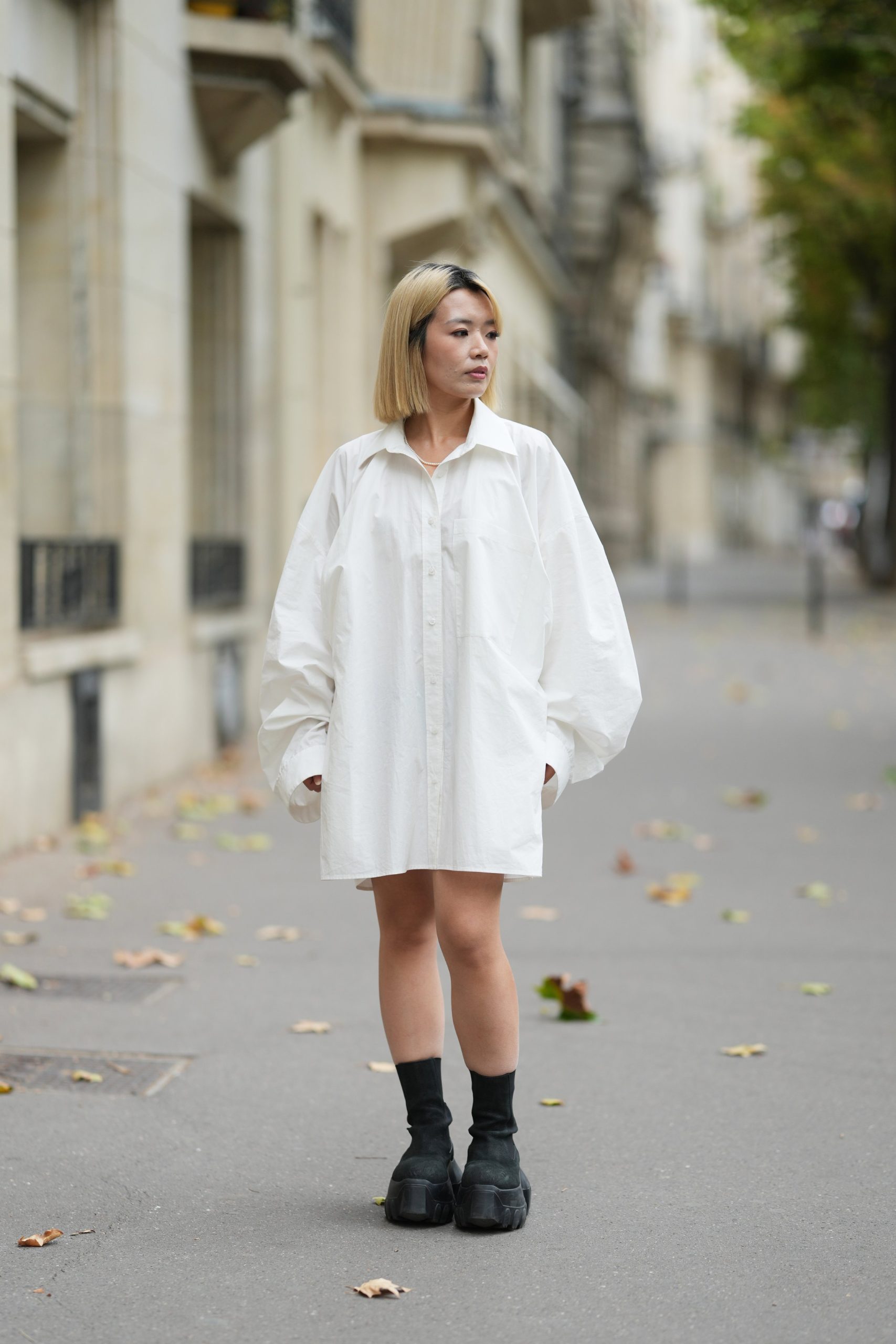 hosszú ing őszre | Marie Claire Divatinfluenszer hosszú ingben pózol