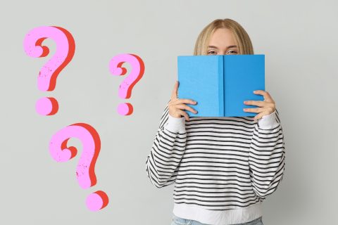 Fehér háttér, nő csíkos felsőben kék könyvvel takarja az arcát, rózsaszín kérdőjelek