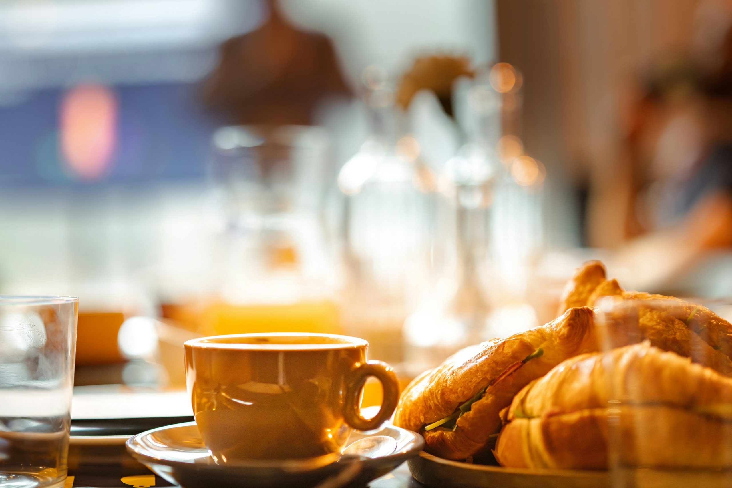 őszi reggeli: sárga csésze és croissant
