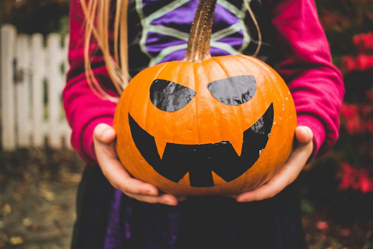 halloweeni. tök kislány kezében