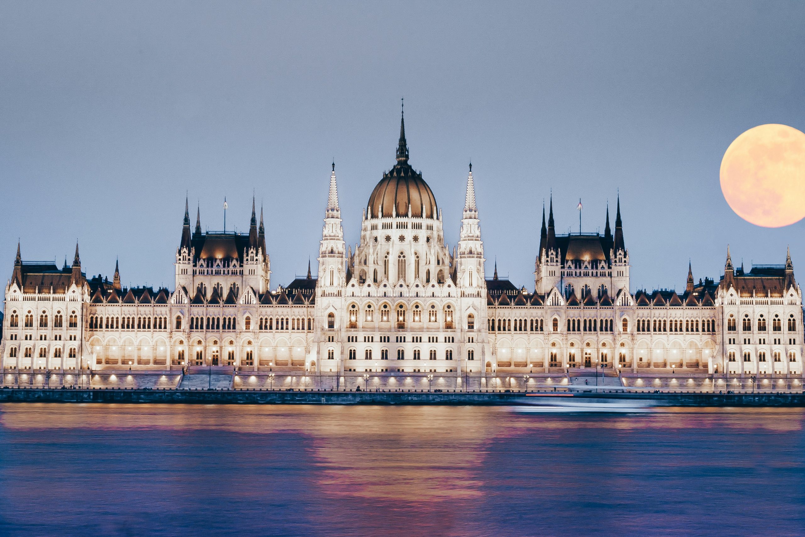 Budapest, Parlament telihold fényében