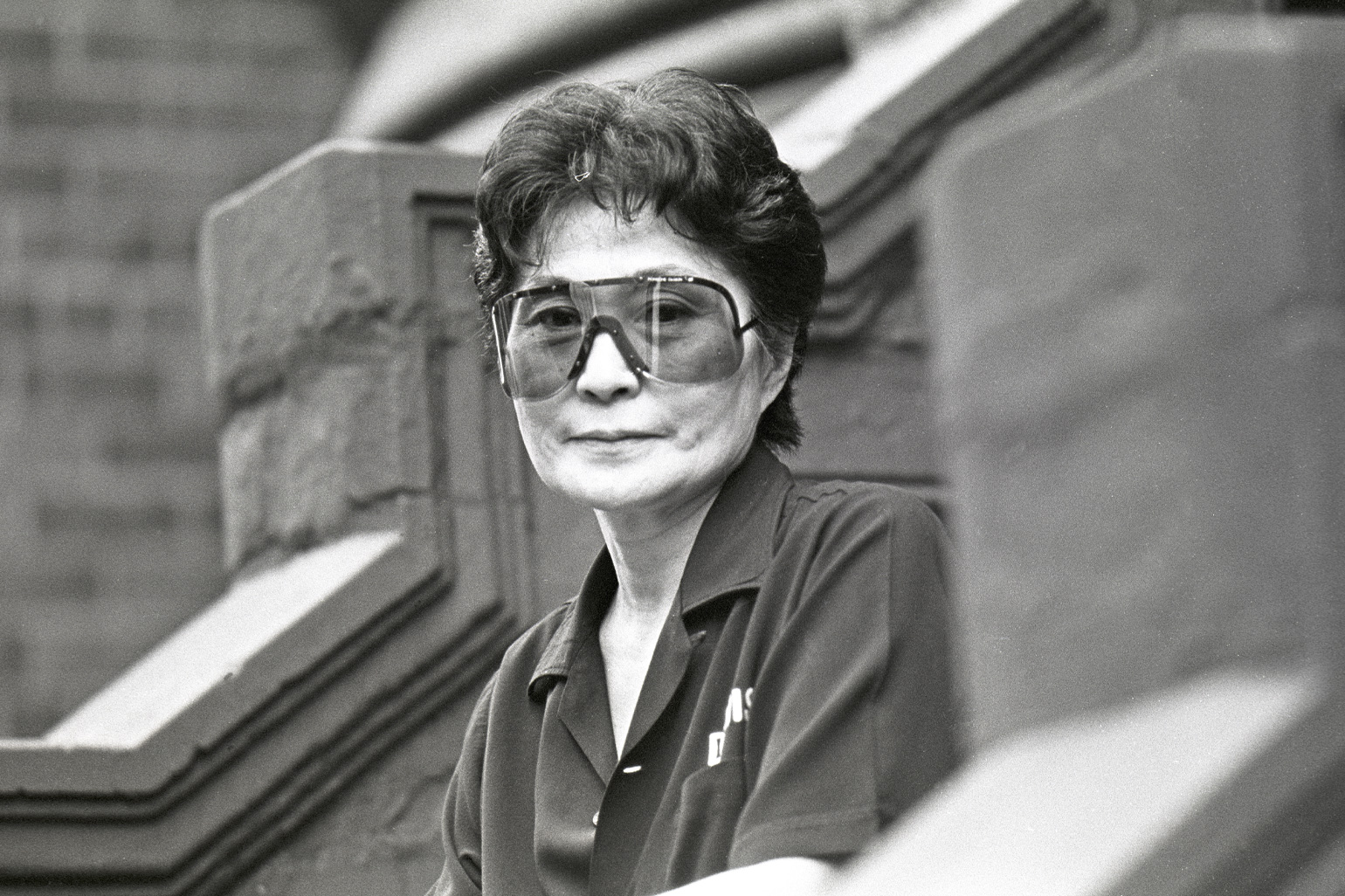 Yoko Ono napszemüvegben