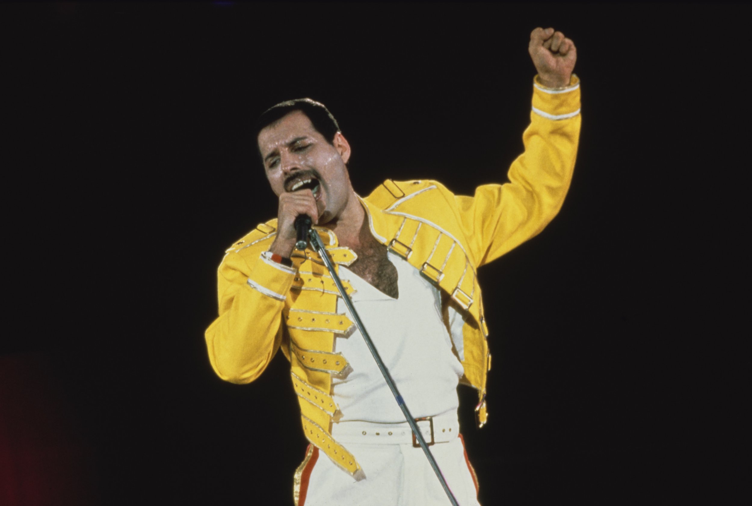 Freddie Mercury napóleonkabátban 1986-ban 