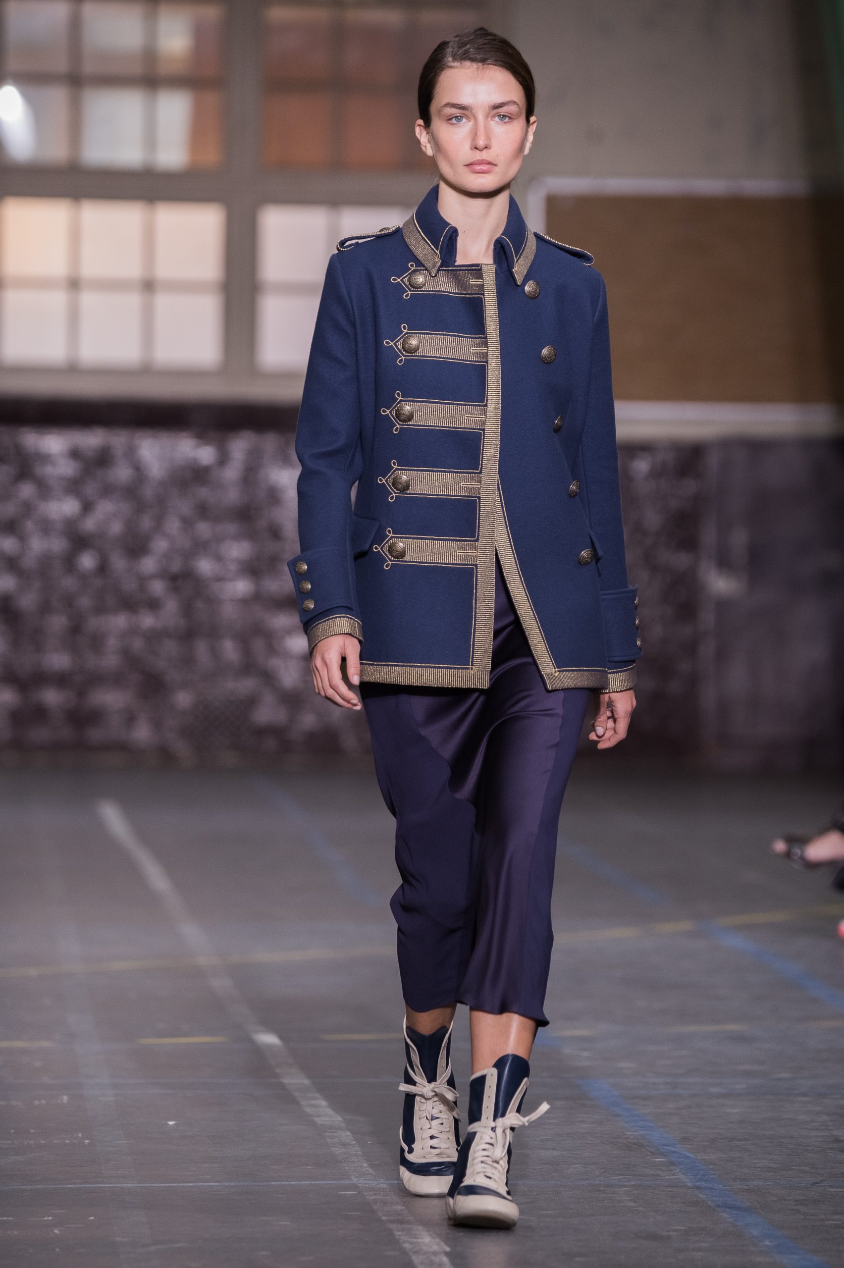 Modell napóleonkabátban egy 2016-os John Galliano show-n
