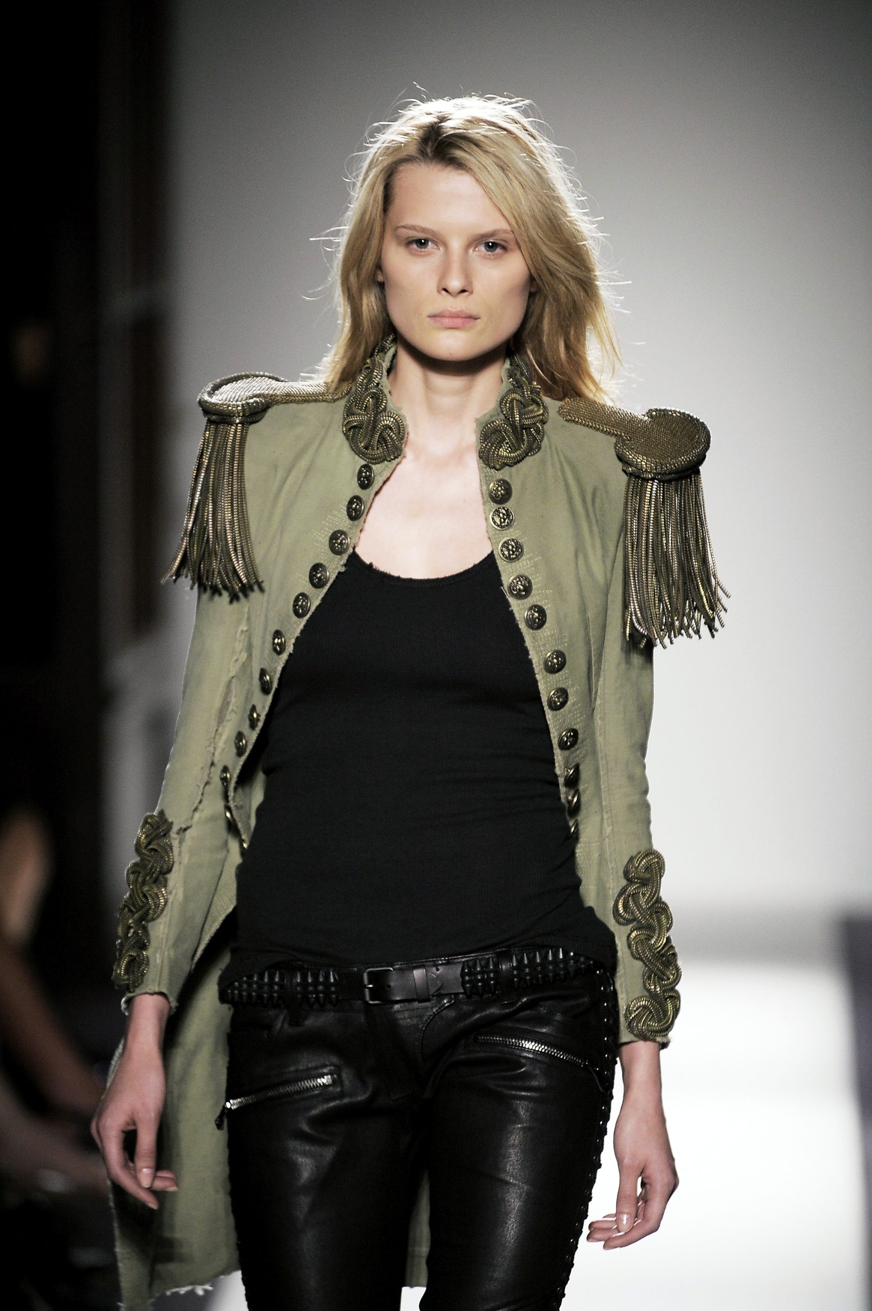 Modell a 2009-as Balmain show-ban napóleonkabátban vonul