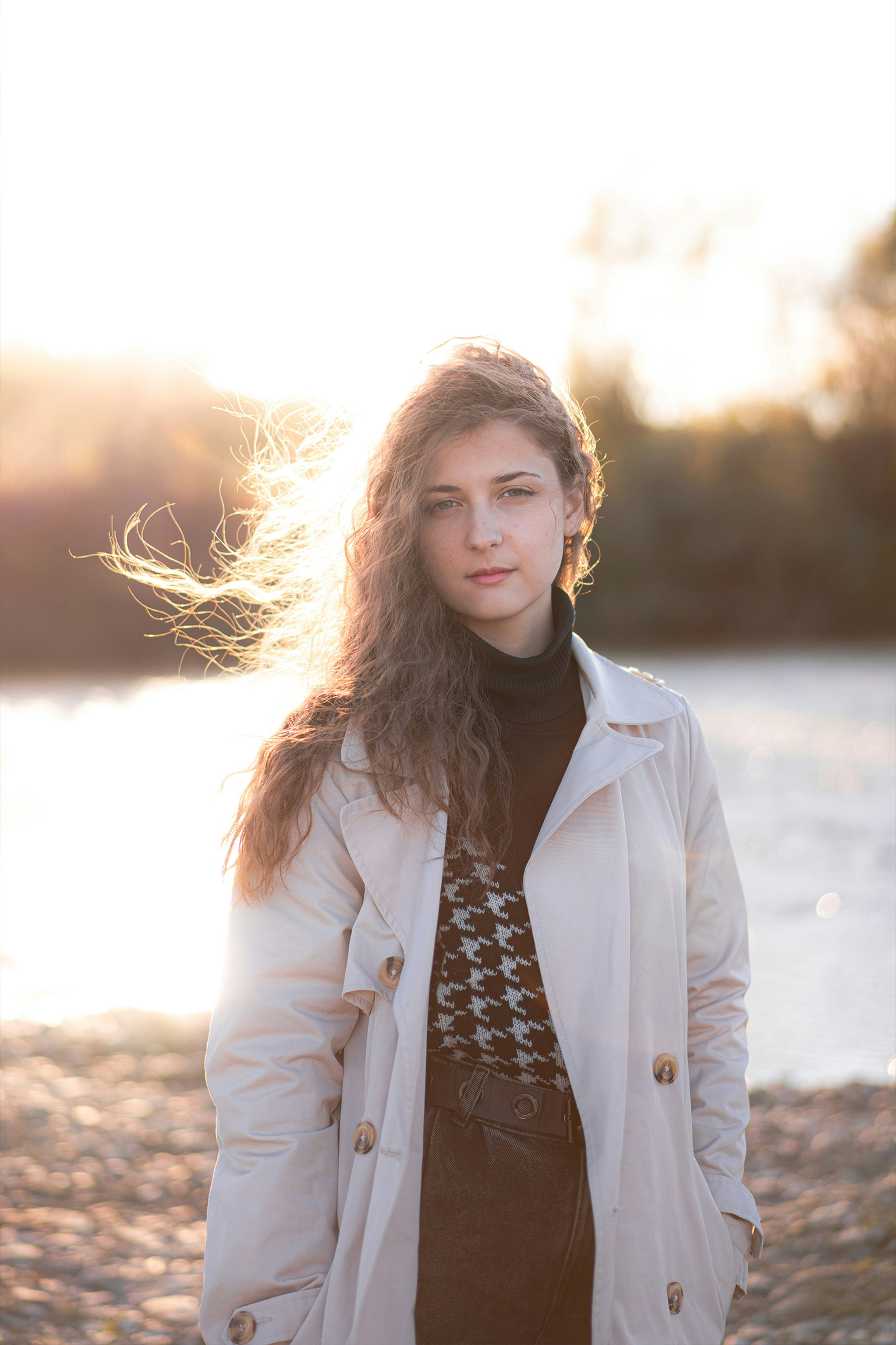 niko-tsviliov-OTr2v0lW-Z8-unsplash | Marie Claire Egy fiatal nő komoly arckifejezéssel néz az őszi időben