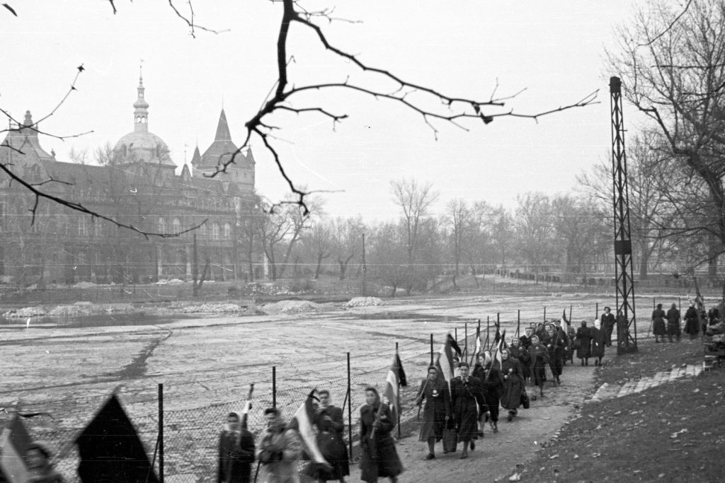 Nőtüntetés 1956. december 4-én a Városligetben