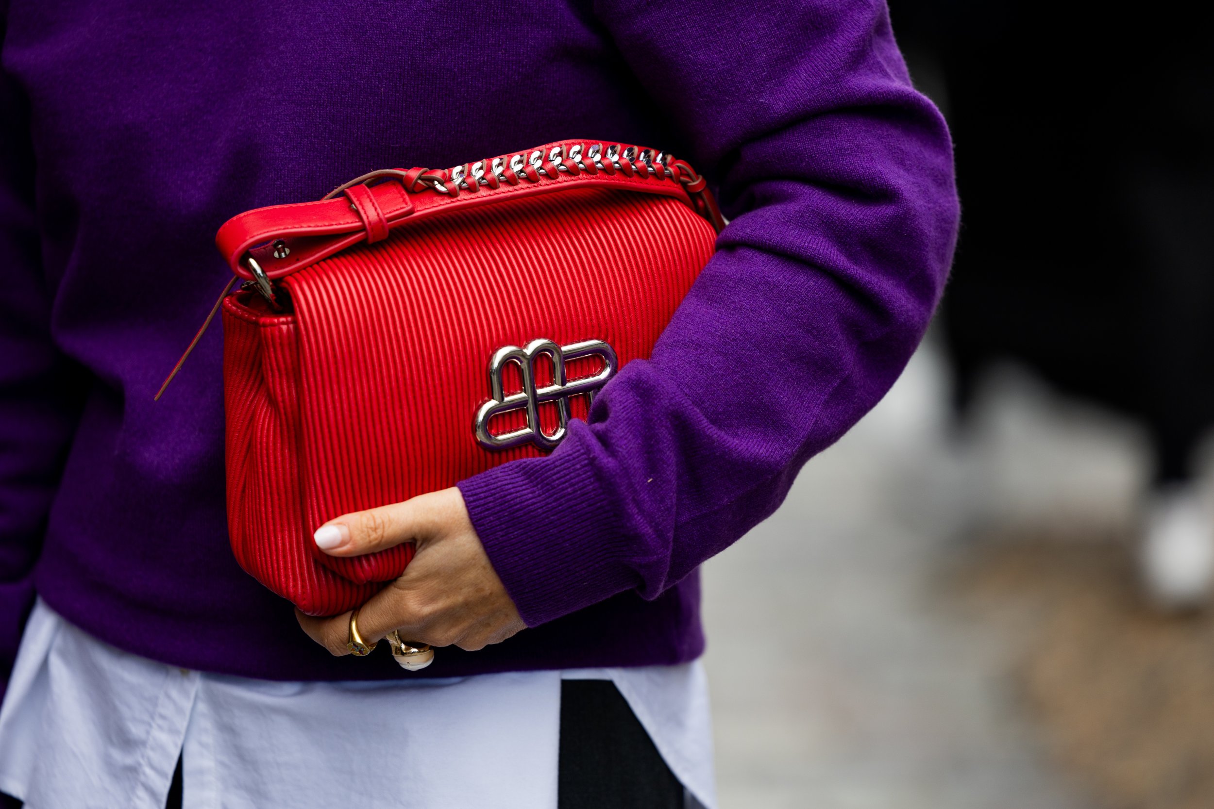 őszi divatszínek 2026 lila-piros | Marie Claire Olivia Minns Londonban piros táskával lila felsőben