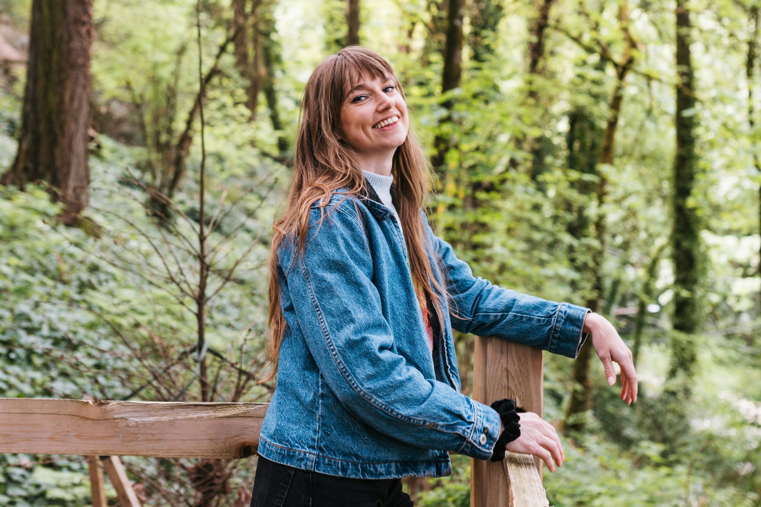 egyedullet-szokas | Marie Claire Fiatal nő az erdőben