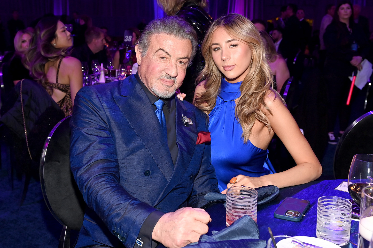 Sylvester Stallone és Scarlet Stallone összebújva ülnek egy asztalnál