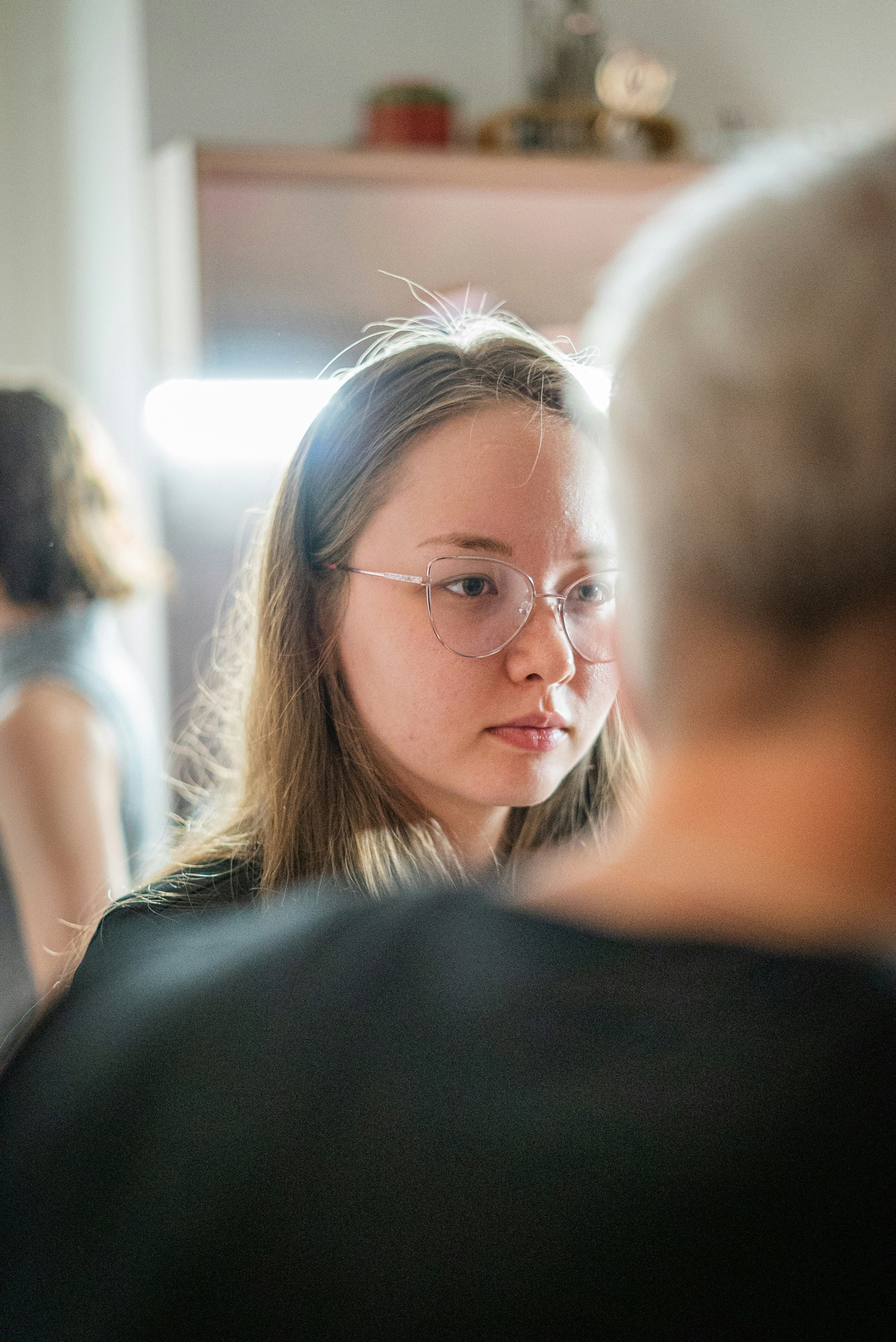 empatia-hiany-intelligens-ember | Marie Claire 2. Nem megfelelően reagálnak bizonyos szituációkban: Ahogyan az alacsony érzelmi intelligenciájú okos emberek könnyen cinikusak és pesszimisták lehetnek, ugyanúgy megeshet velük, hogy nem megfelelően viselkednek, például más kárán nevethetnek ahelyett, hogy kiállnának mellette. Sőt, akár ők maguk is gúnyt űzhetnek belőle. Az empatikus viselkedés több erőfeszítést igényel.