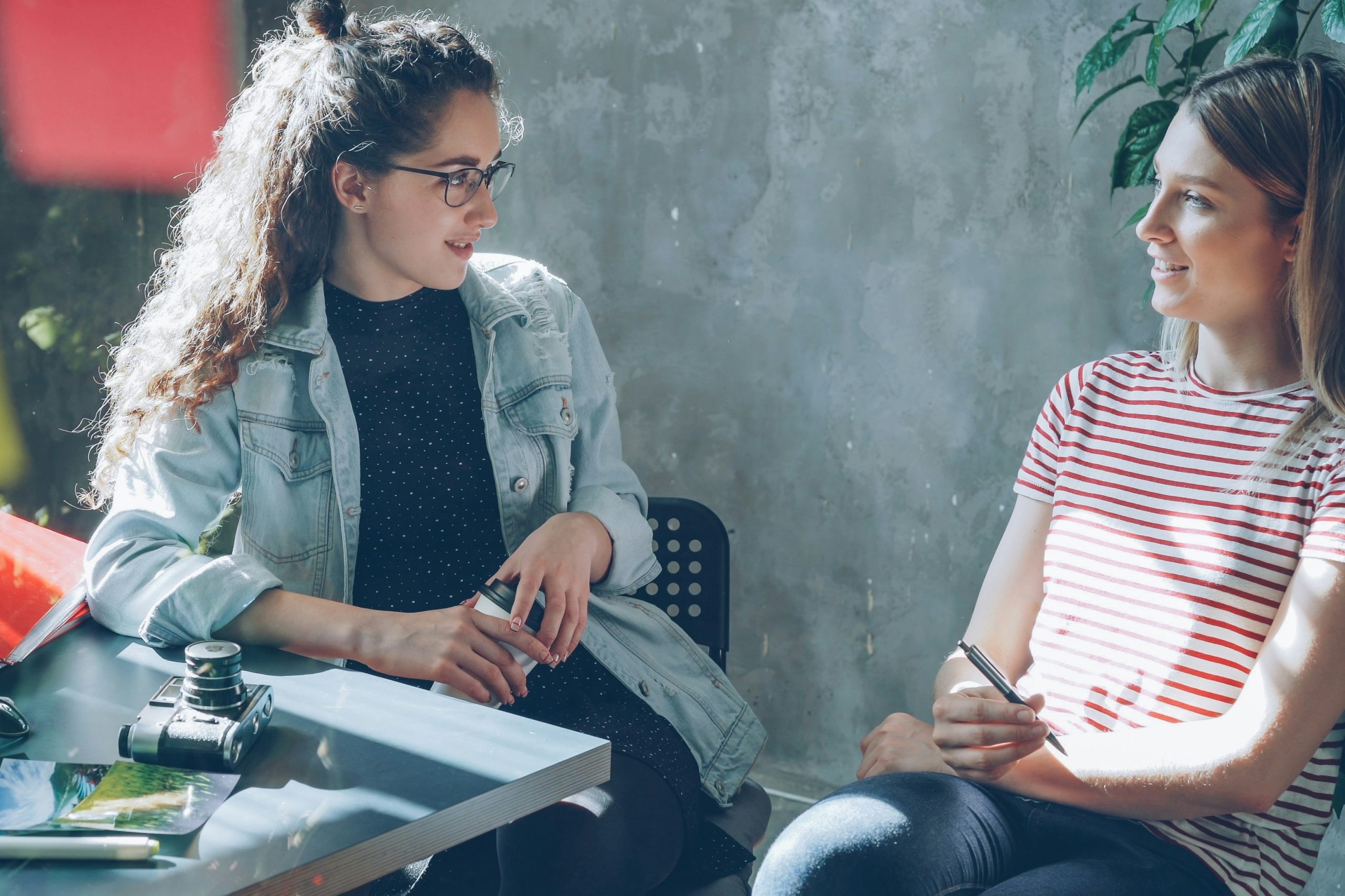 kommunikacios-hiba-bunkosag | Marie Claire Fiatal nők beszélgetnek