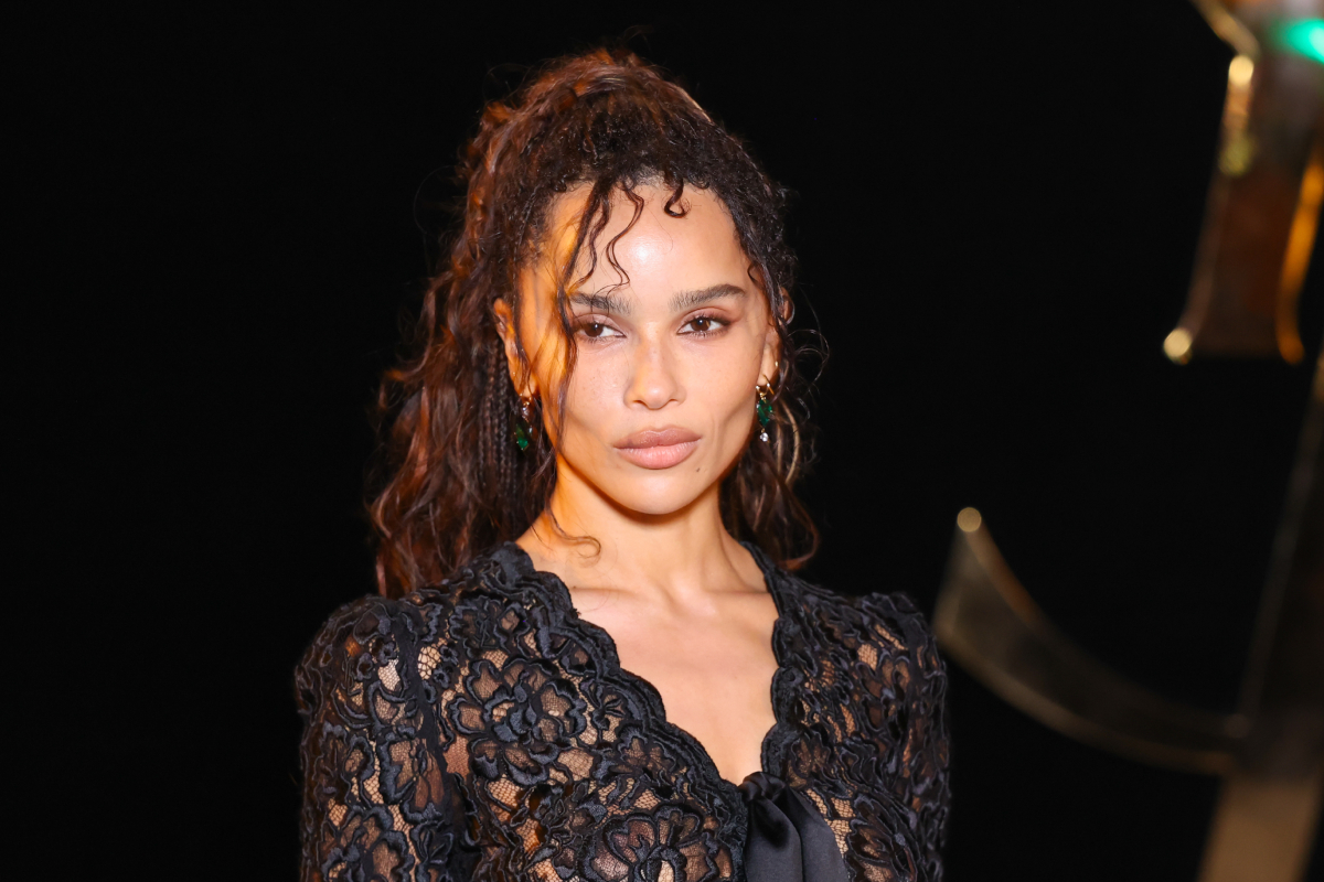 Zoe Kravitz az Yves Saint Laurent 2027-es tavaszi–nyári bemutatóján